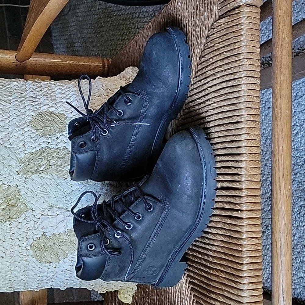 Timberland classic 6in hiking boots, black, size 2 youth boys
